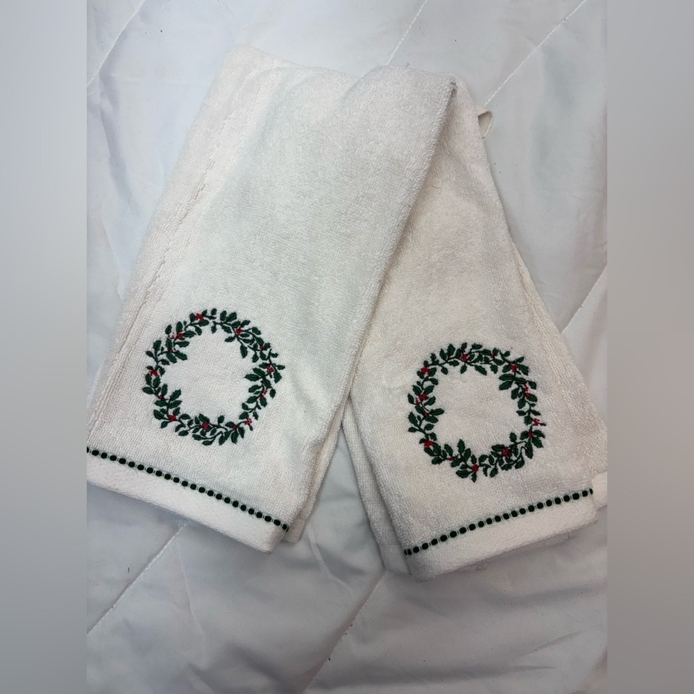 2pk Holly Wreath Christmas Hand Towels cream and green NWOT
Threshold